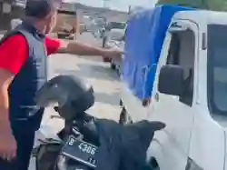 Seorang Kapolsek Menyamar Jadi Kurir untuk Menangkap Pengoplos Gas
